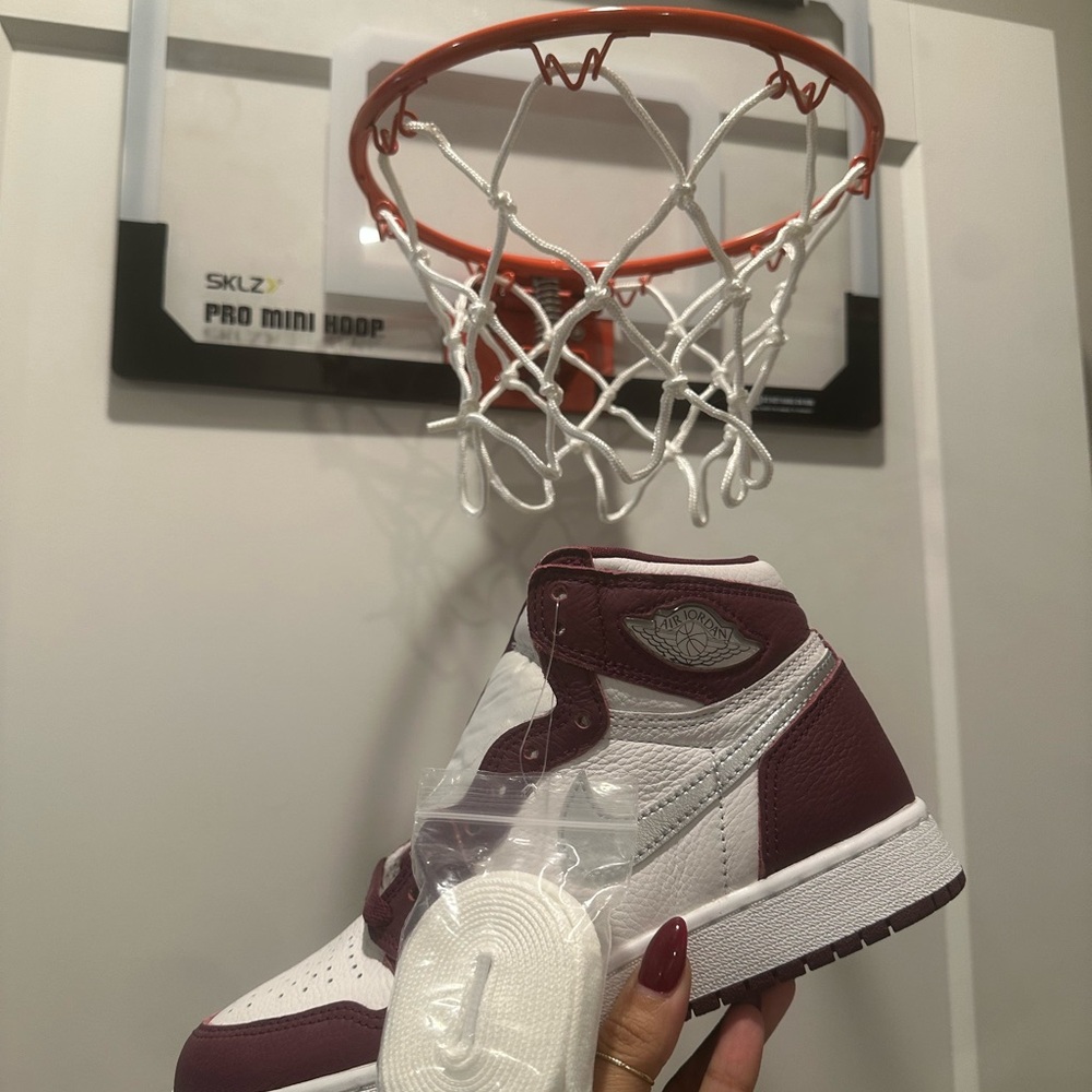 Jordan 1 High Retro Women's Sneakers in Bordeaux